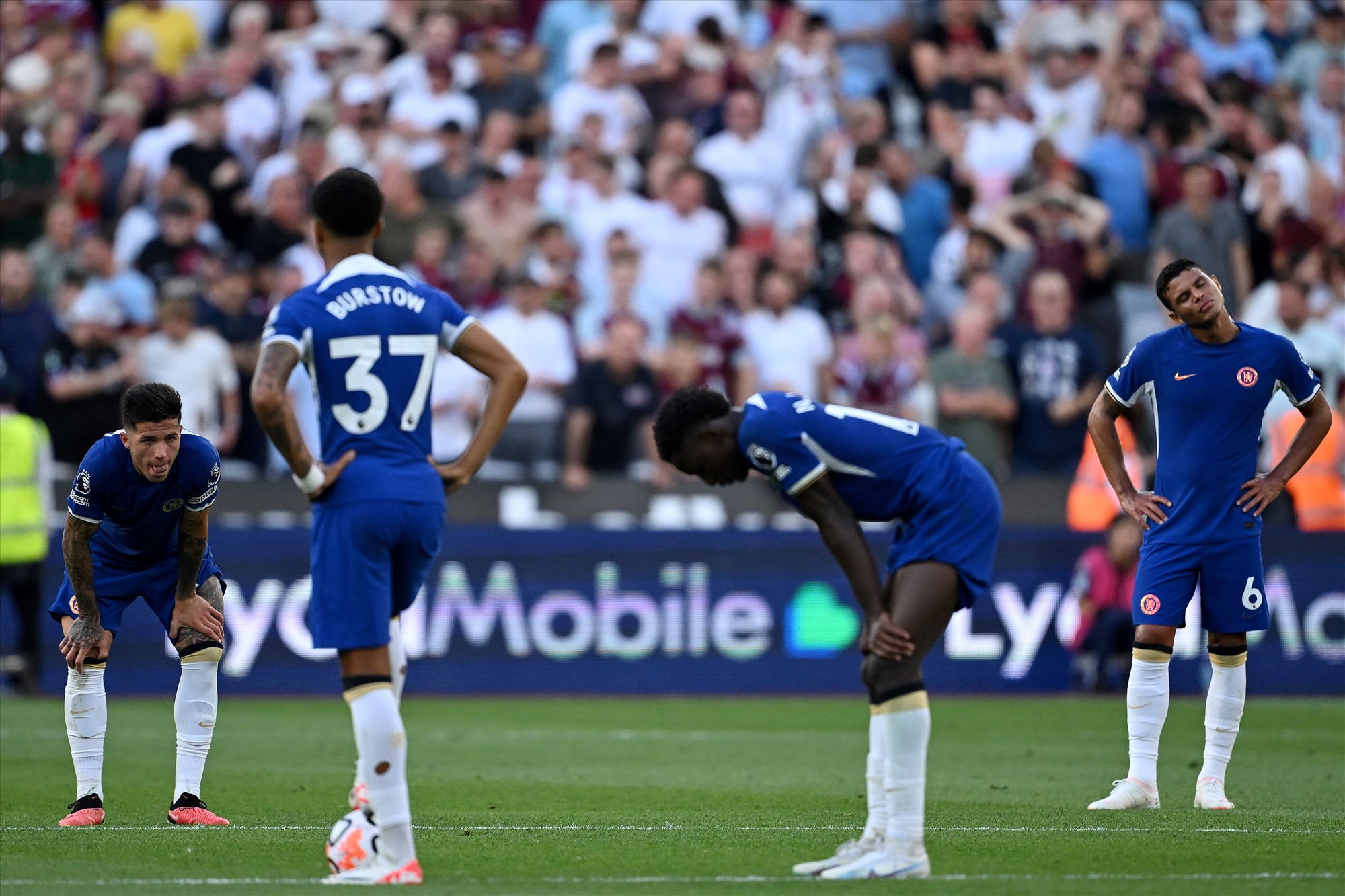 Chelsea chi rất đậm nhưng thành tích vẫn lẹt đẹt ở Premier League. Ảnh: AFP