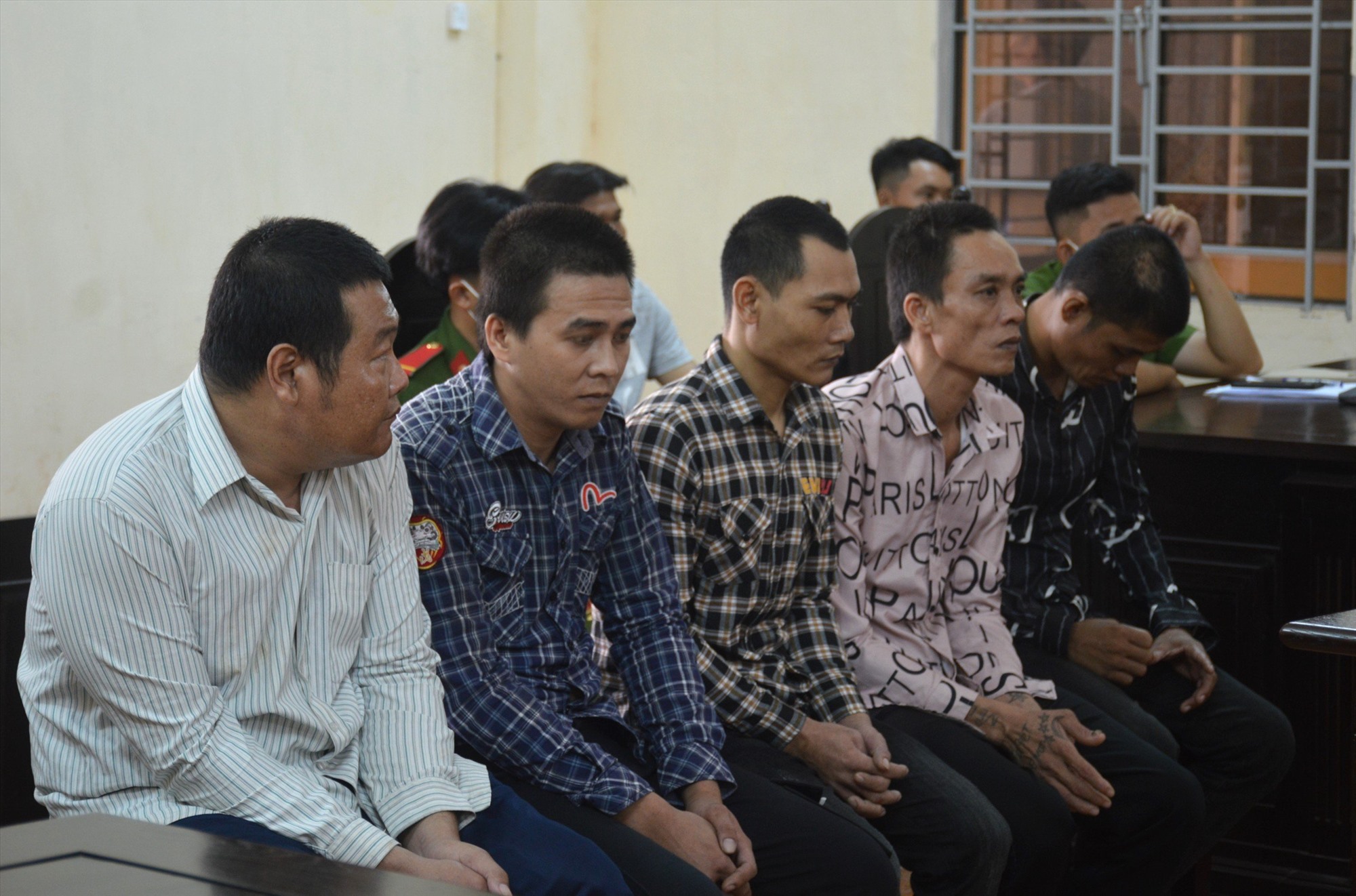 Các bị cáo tại tòa huyện Trần Văn Thời, tỉnh Cà Mau trả lời cho hành vi phạm tội của mình. Ảnh: Nhật Hồ