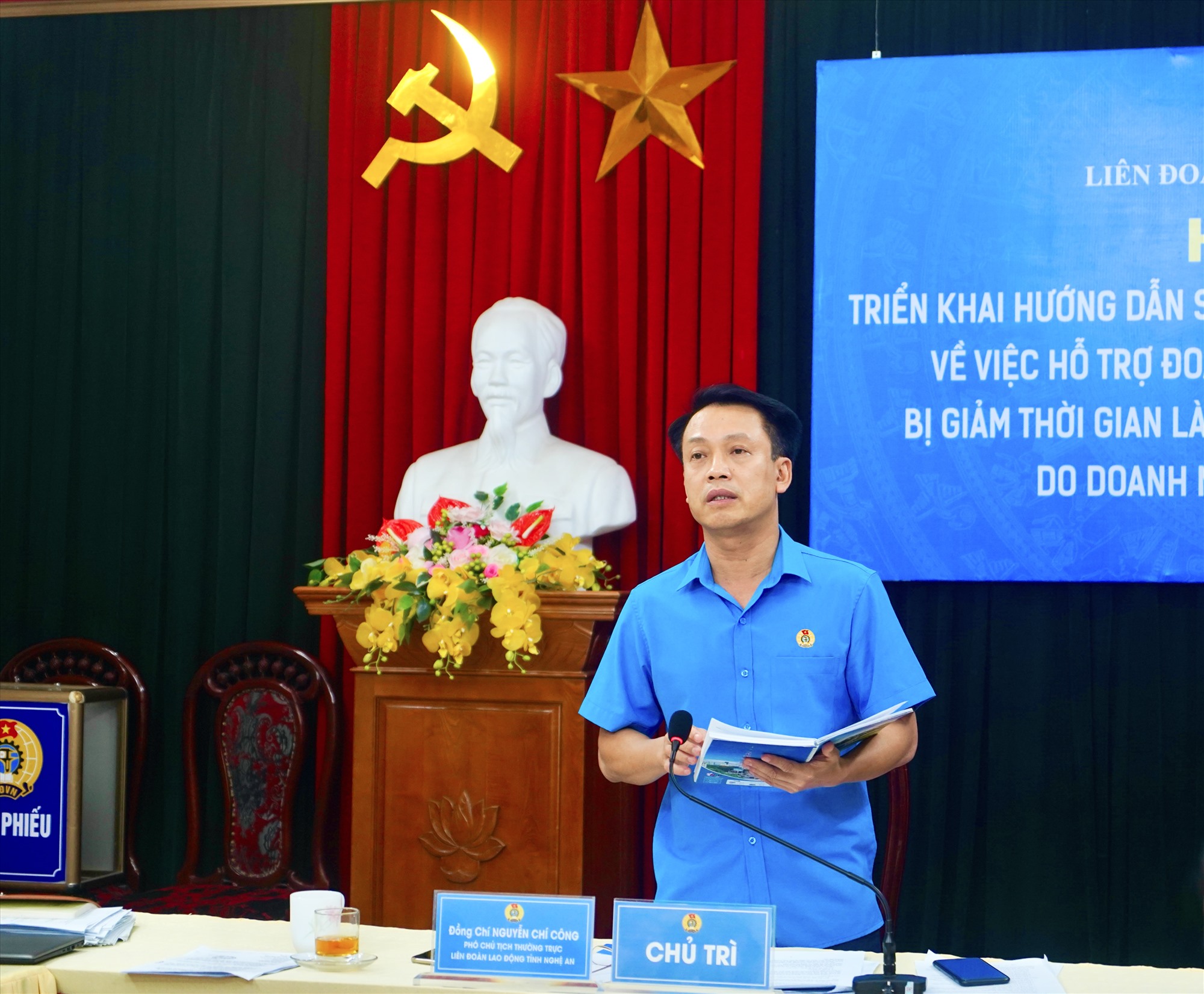 Ông Nguyễn Chí Công – Phó Chủ tịch Liên đoàn Lao động tỉnh phát biểu tại hội nghị. Ảnh: Quỳnh Trang