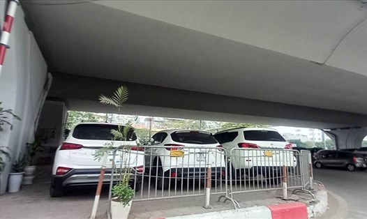 Hà Nội có nhu cầu cầu lớn về bãi đỗ xe dưới gầm cầu. Ảnh Xuyên Đông