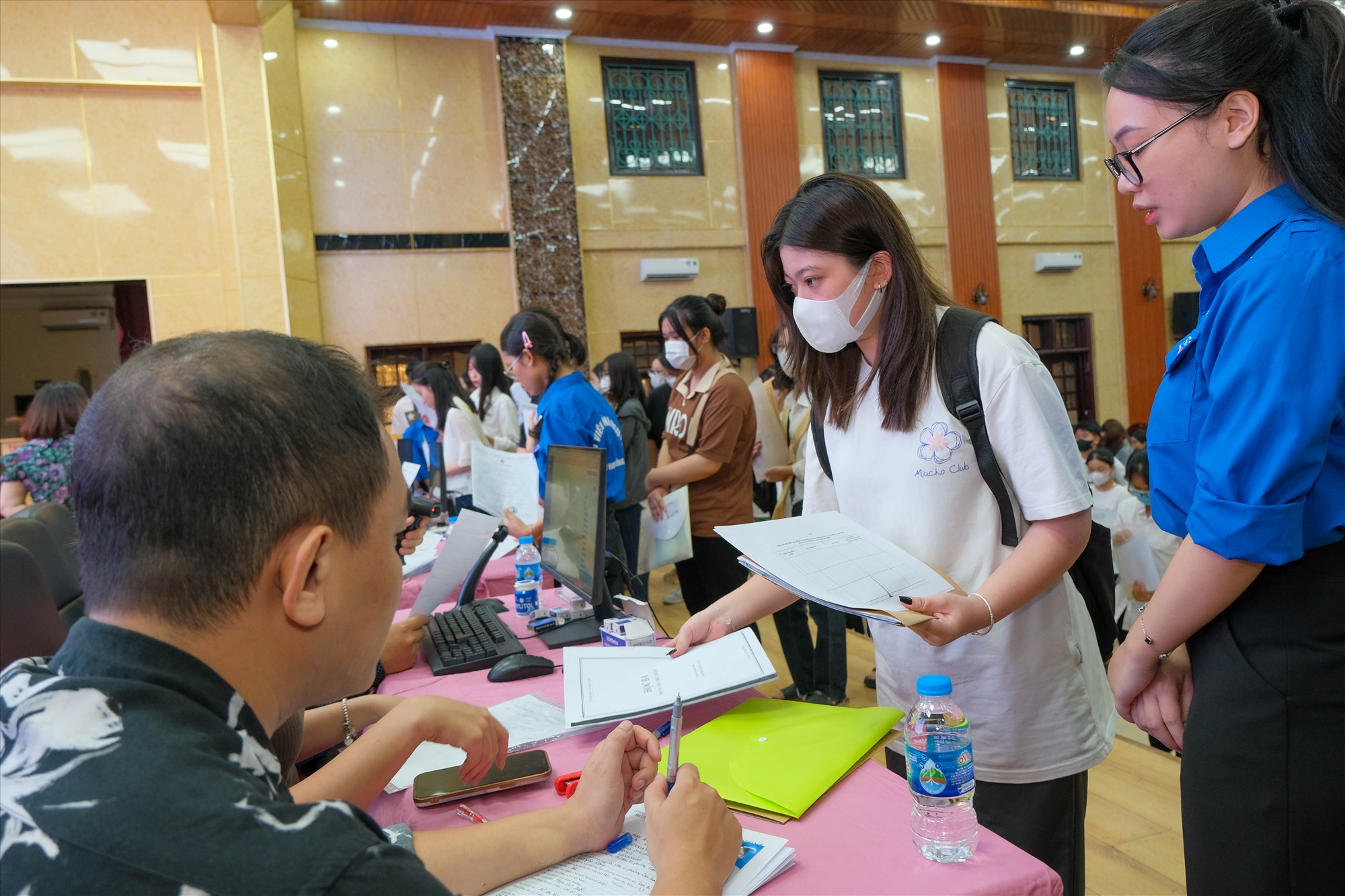 Các viên chức, người lao động, sinh viên tình nguyện được huy động hỗ trợ tân sinh viên làm thủ tục nhập học. Ảnh: Hồng Nhung