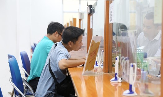 Người lao động đến Trung tâm Dịch vụ việc làm Hà Nội làm thủ tục hưởng trợ cấp thất nghiệp và tìm kiếm việc làm. Ảnh: Hà Hạnh