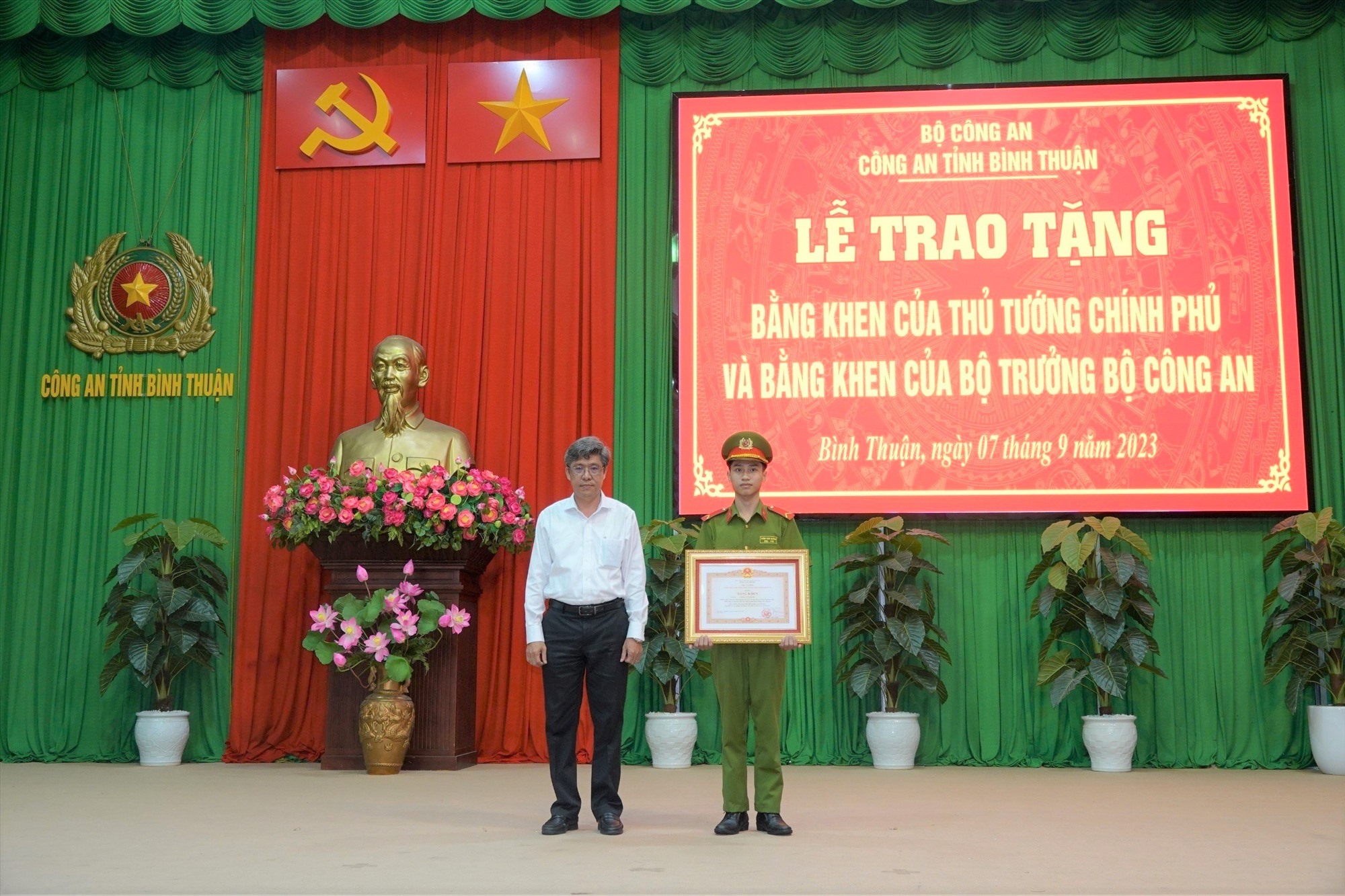 Phó Chủ tịch UBND tỉnh trao Bằng khen của Thủ tướng Chính phủ cho binh nhì Trần Văn Quỳnh. Ảnh: Duy Tuấn