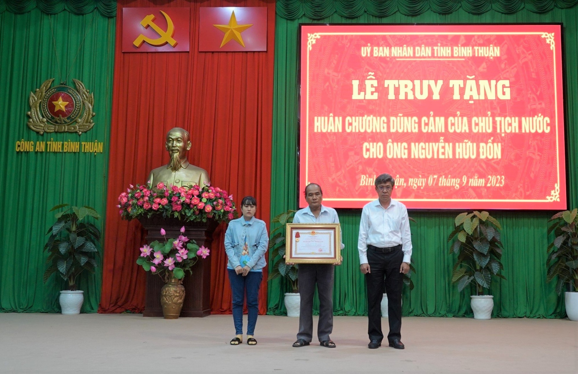 Đại diện gia đình anh Nguyễn Hữu Đốn đón nhận Huân chương dũng cảm của Chủ tịch nước truy tặng anh Nguyễn Hữu Đốn. Ảnh: Duy Tuấn