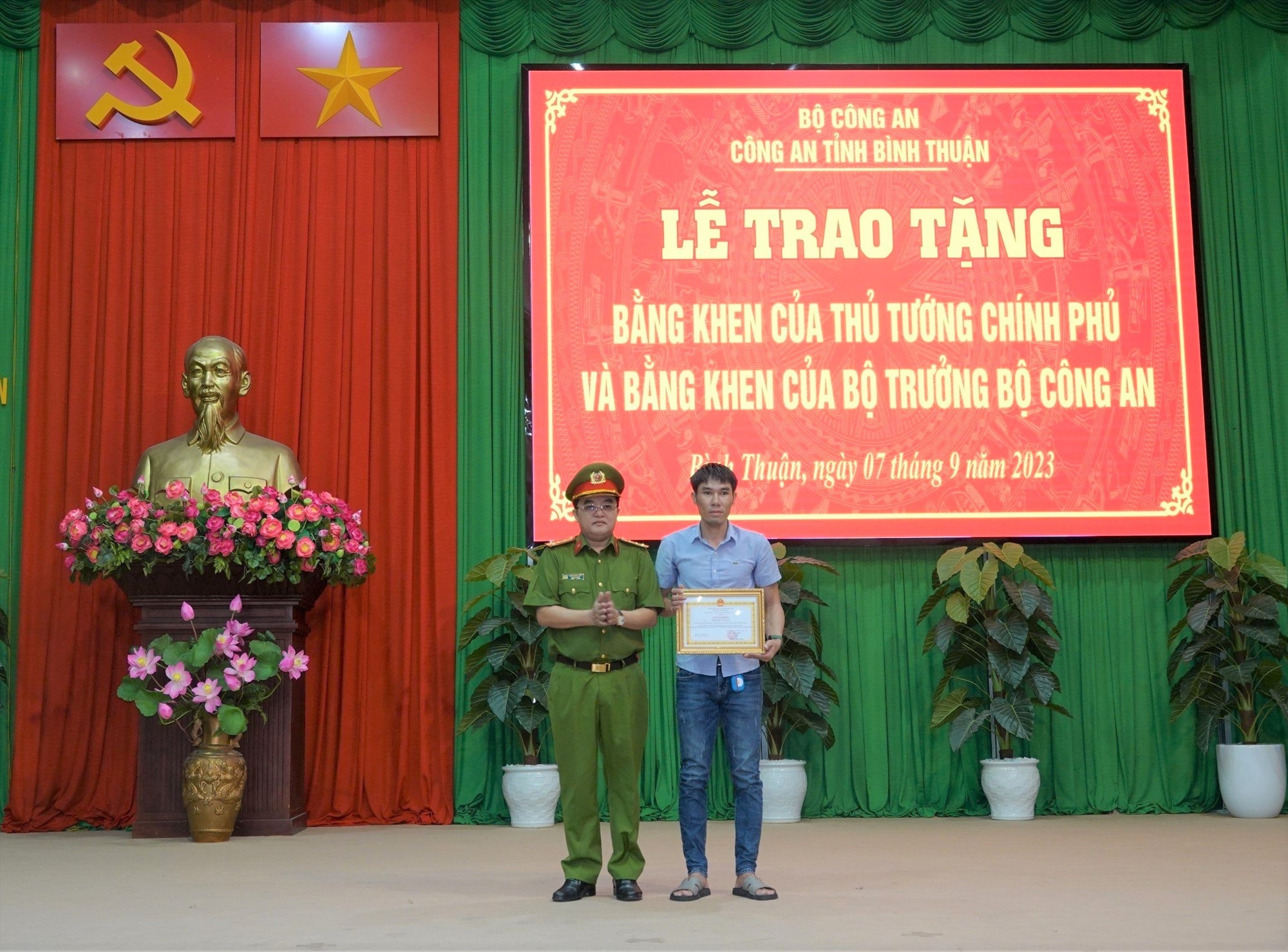 Trao tặng Giấy khen của Giám đốc Công an tỉnh cho anh Nguyễn Văn Hà, lái xe “Cứu thương 0 đồng Bình Thuận”. Ảnh: Duy Tuấn