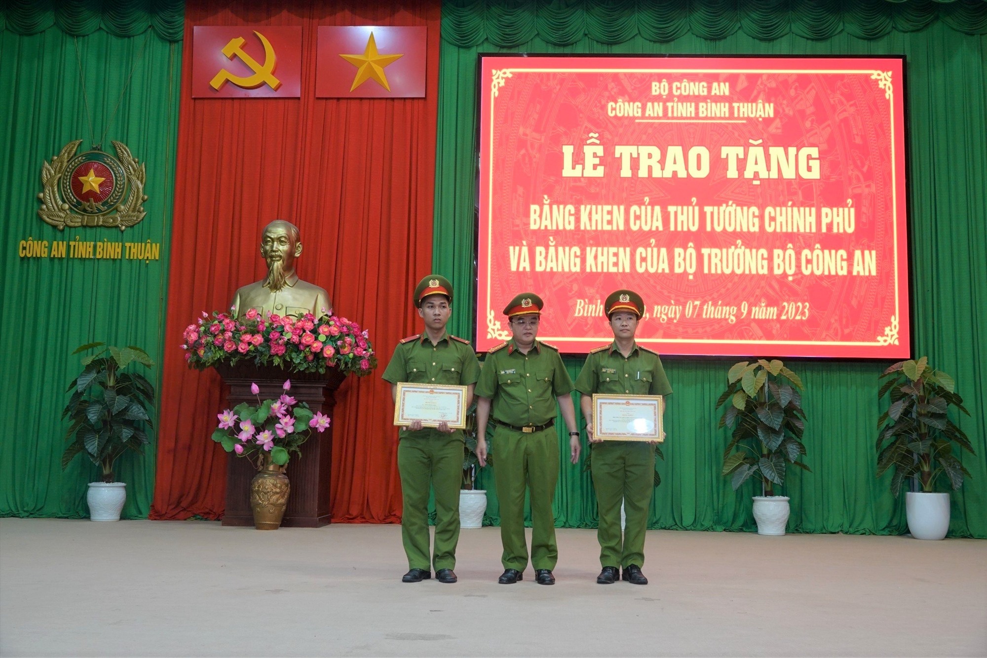 Đại tá Huỳnh Ngọc Liêm, Phó Giám đốc Công an tỉnh trao Bằng khen của Bộ trưởng Bộ Công an cho tập thể, cá nhân có thành tích. Ảnh: Duy Tuấn