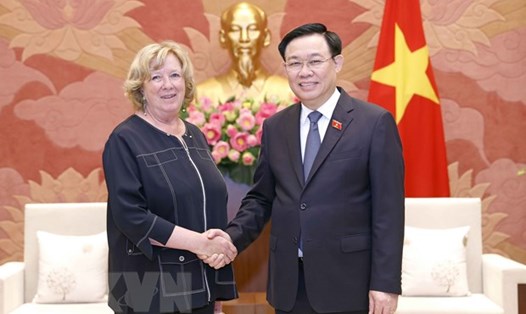 Chủ tịch Quốc hội Vương Đình Huệ tiếp bà Catherine Deroche, Chủ tịch Nhóm Nghị sỹ Hữu nghị Pháp - Việt. Ảnh: TTXVN