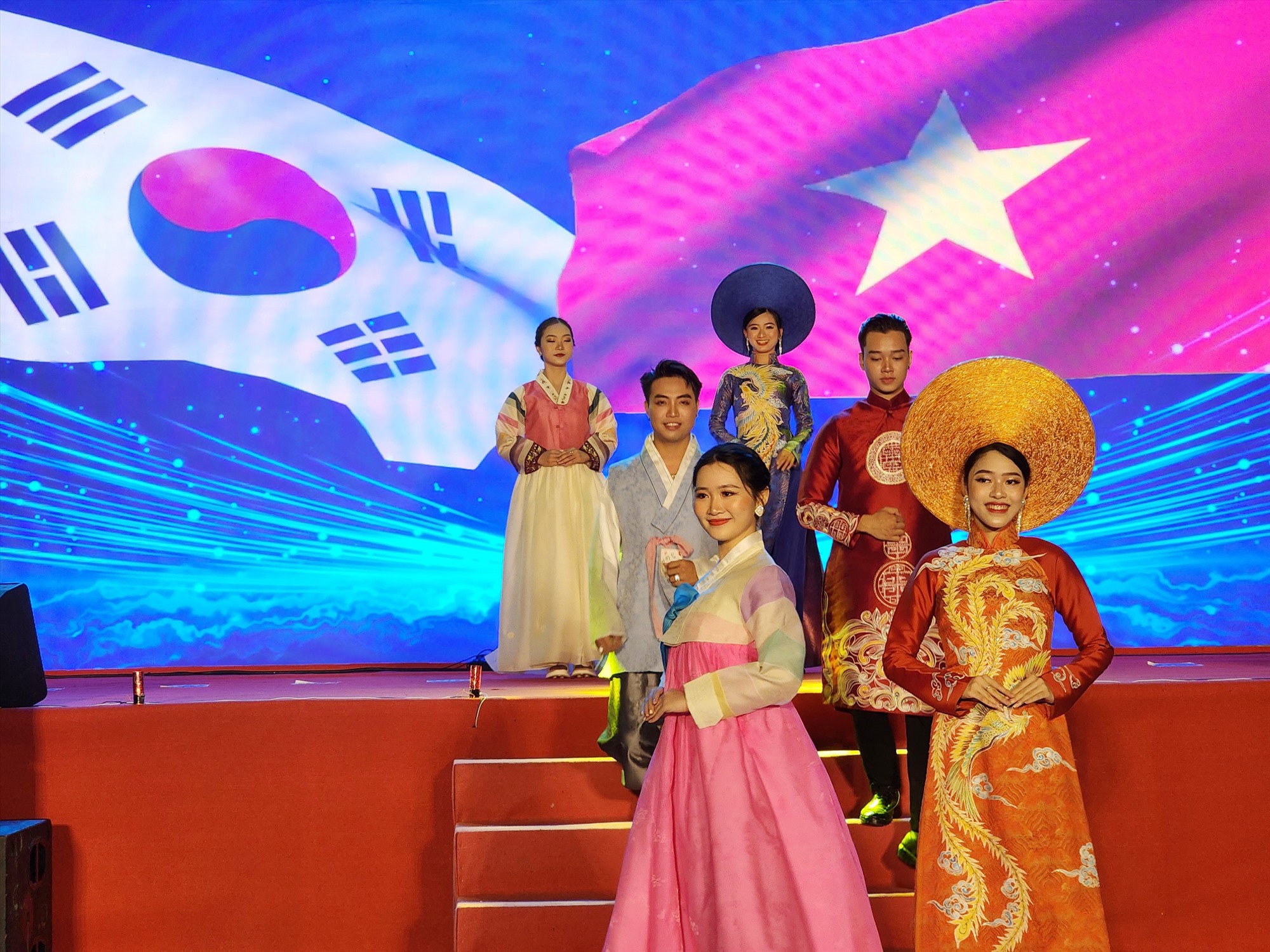 Chương trình biểu diễn trang phục và nghệ thuật truyền thống Hàn Quốc tại lễ hội. Ảnh: Thùy Trang