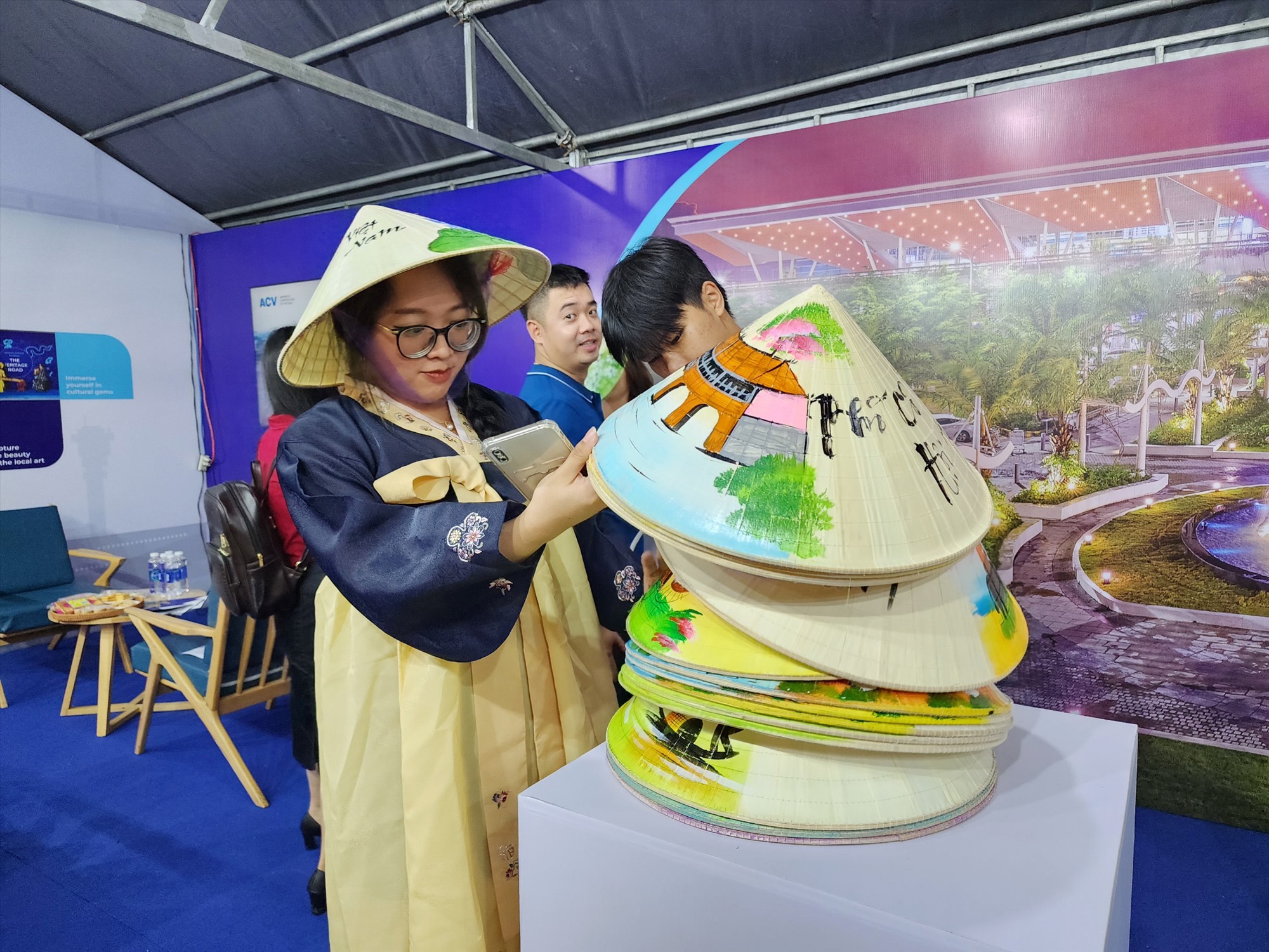 Nón lá Việt Nam cũng góp phần sắc màu cho lễ hội. Ảnh: Thùy Trang
