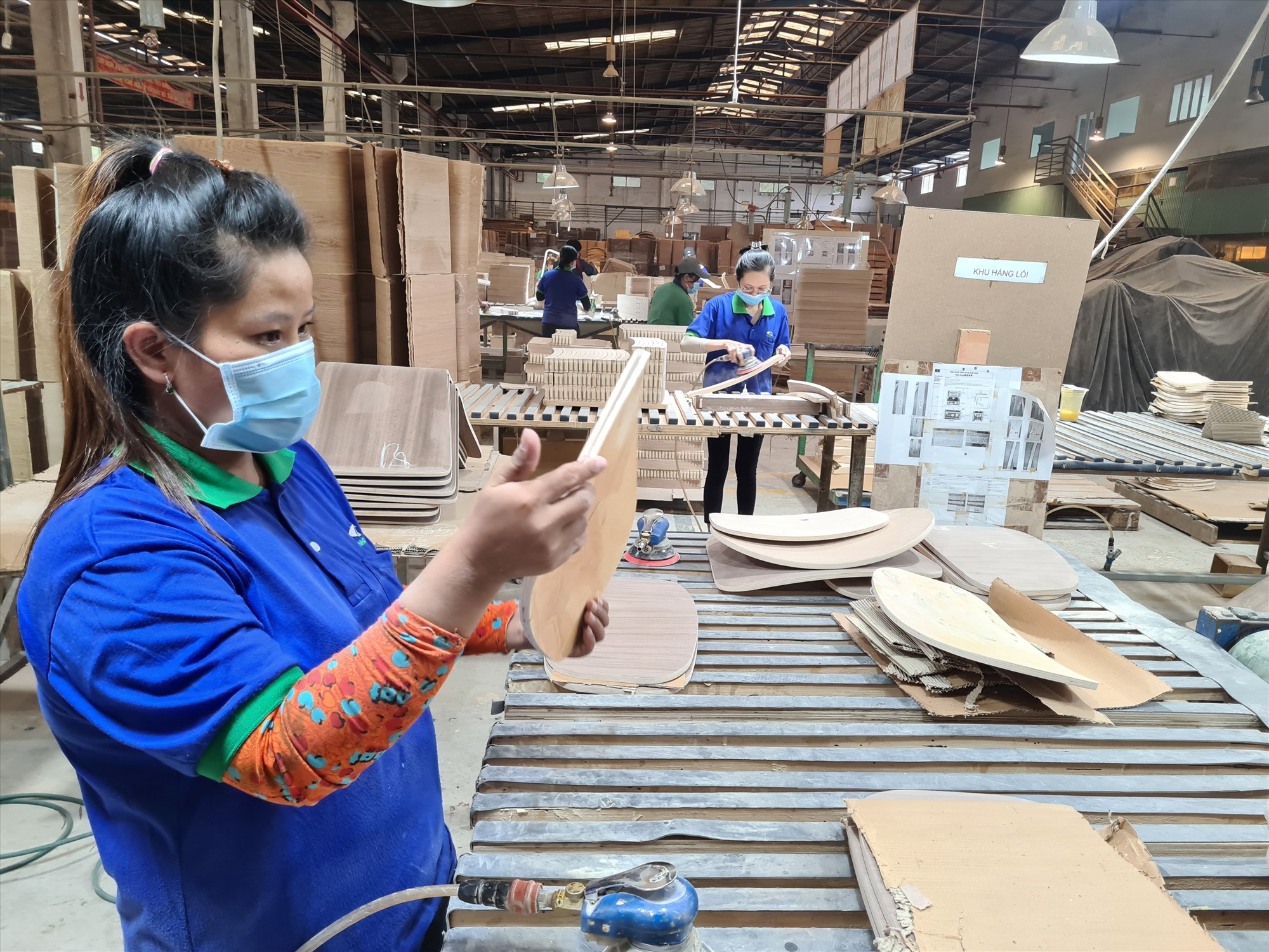 Xuất khẩu đồ gỗ trầm lắng, các doanh nghiệp quay về thị trường nội địa. Ảnh: Vũ Long