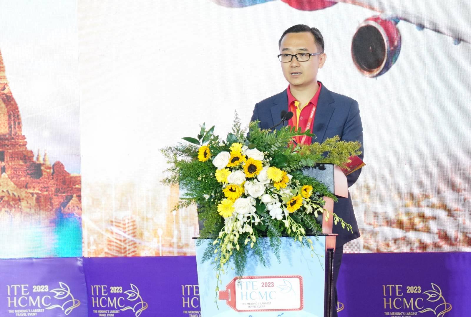 Phó Giám đốc Thương mại Vietjet Phạm Hùng Việt chia sẻ với diễn đàn các hoạt động chuyển đổi số đang diễn ra với mong muốn mang tới cho khách hàng những trải nghiệm tốt nhất.