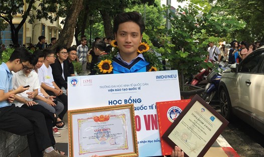 Nguyễn Mạnh Trường là thủ khoa đầu ra ngành Thương mại điện tử của Trường Đại học Kinh tế quốc dân. Ảnh: Nhân vật cung cấp 