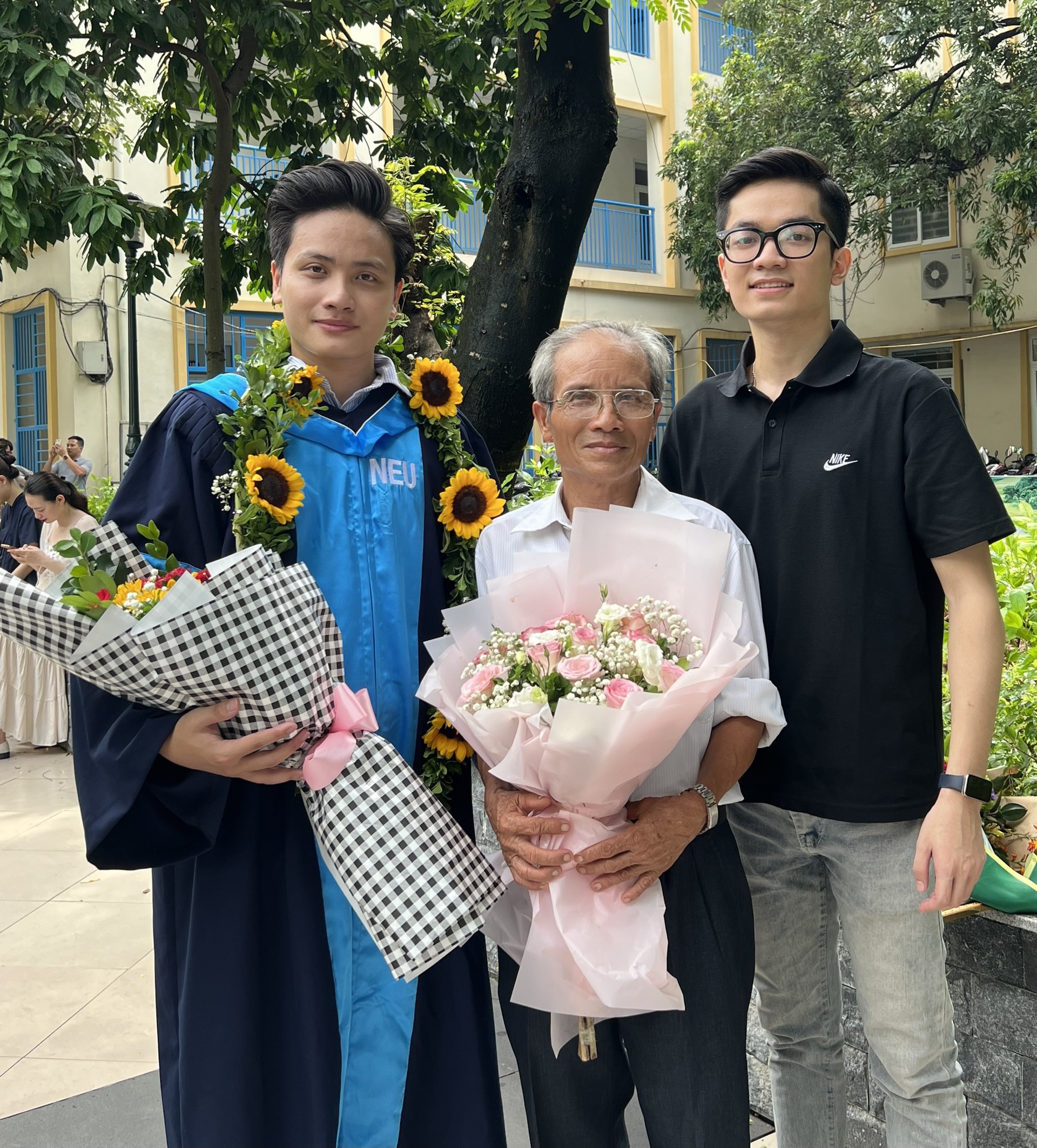 Nguyễn Mạnh Trường chụp ảnh lưu niệm cùng người thân trong buổi lễ tốt nghiệp đại học. Ảnh: Trà My 
