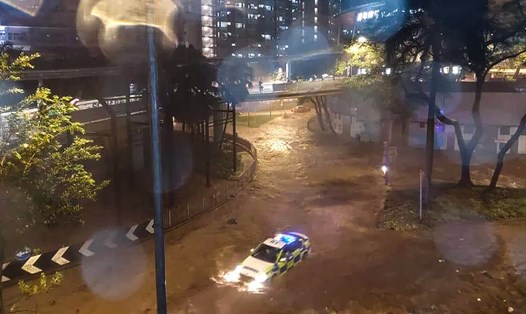 Đường phố Hong Kong biến thành sông. Ảnh: Facebook