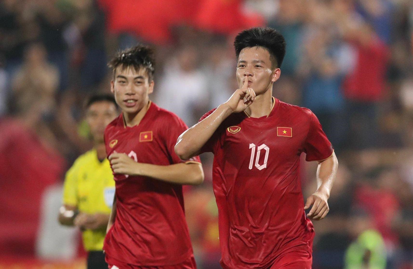Nguyễn Thanh Nhàn (số 10) toả sáng ở trận thắng đậm 6-0 của U23 Việt Nam trước U23 Guam. Ảnh: Lâm Thoả