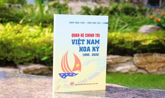 Cuốn sách Quan hệ chính trị Việt Nam - Hoa Kỳ (1995-2020)  vừa được xuất bản. Ảnh: Ái Vân