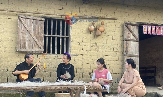 Một cảnh quay góp phần quảng bá nghệ thuật đàn tính - hát then và sản phẩm miến dong của đồng bào dân tộc Tày ở Bình Liêu. Ảnh: Trung tâm Truyền thông tỉnh Quảng Ninh