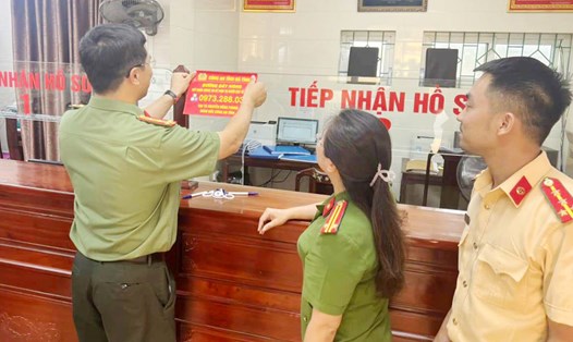 Đại tá Nguyễn Hồng Phong - Giám đốc Công an tỉnh Hà Tĩnh trực tiếp gắn số điện thoại đường dây nóng. Ảnh: Công an.