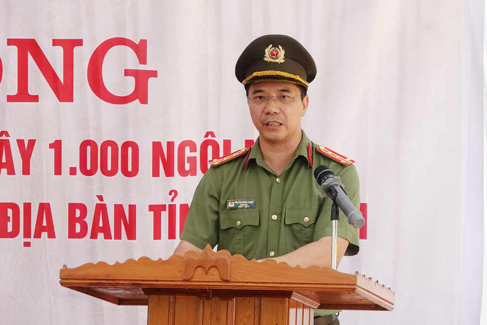 Đại tá Nguyễn Hồng Phong - Giám đốc Công an tỉnh Hà Tĩnh phát biểu tại một sự kiện ở Hà Tĩnh. Ảnh: Trần Tuấn.