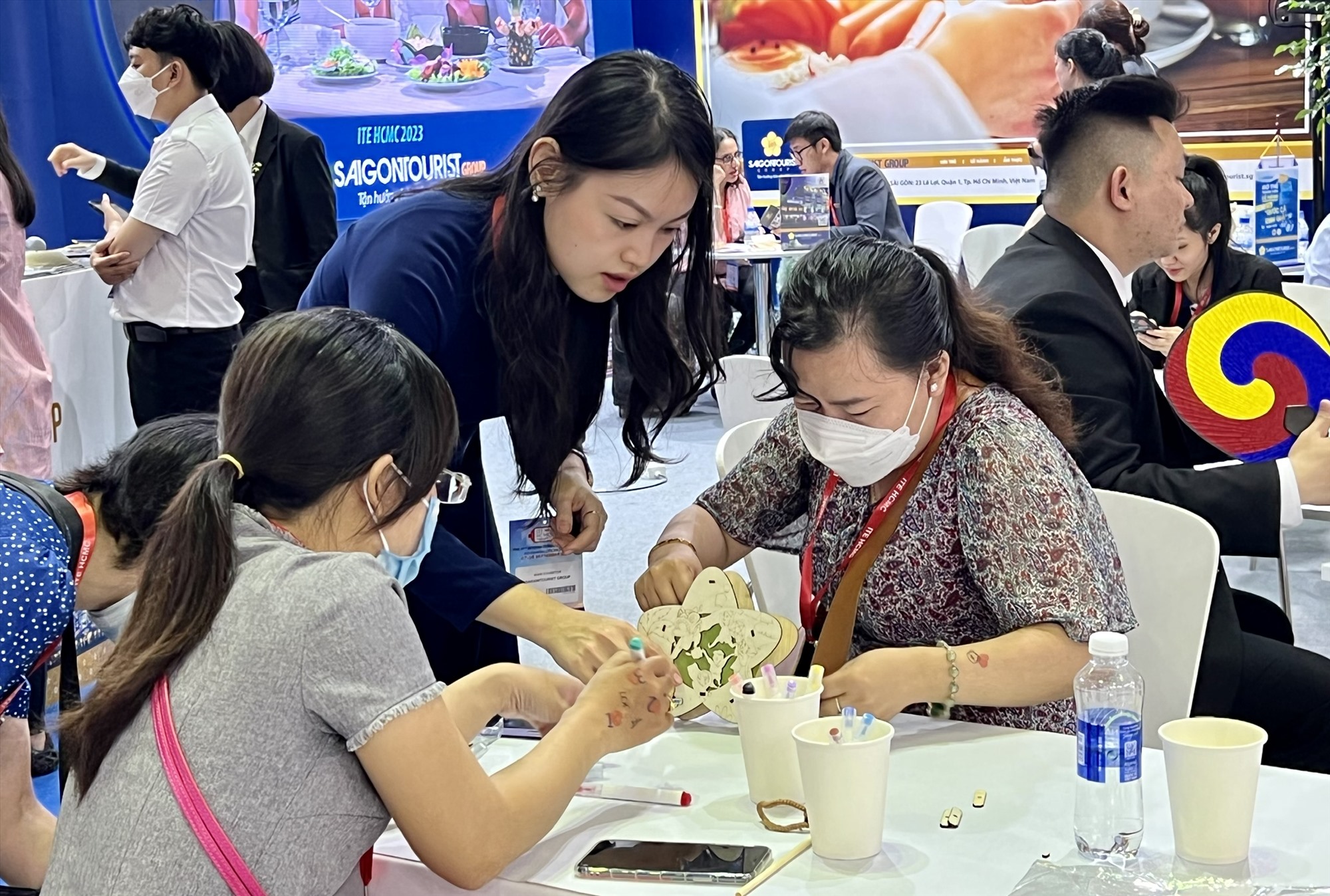 Khách hàng đến vui chơi và săn các gói tour du lịch giá rẻ tại ngày hội ITE HCMC 2023. Ảnh: Như Quỳnh
