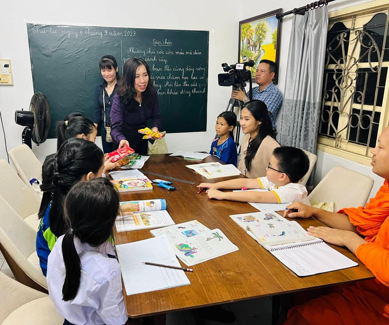 Thứ trưởng Lê Thị Thu Hằng thăm lớp học tiếng Việt tại Chùa Phật Tích. Ảnh: BNG