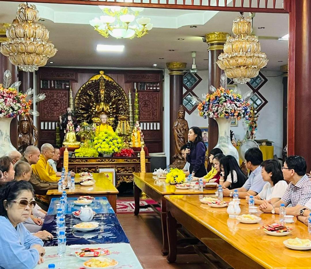Thứ trưởng Lê Thị Thu Hằng gặp gỡ Ban điều phối hợp tác Phật giáo Việt Nam - Lào, thăm Chùa Phật Tích. Ảnh: BNG