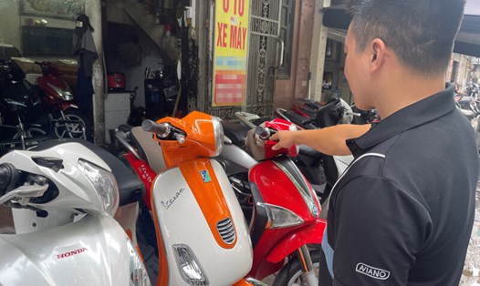 Chủ cửa hàng xe cũ ở Hà Nội yêu cầu người bán xe cam kết hỗ trợ trong quá trình sang tên đổi chủ. Ảnh: Khánh An