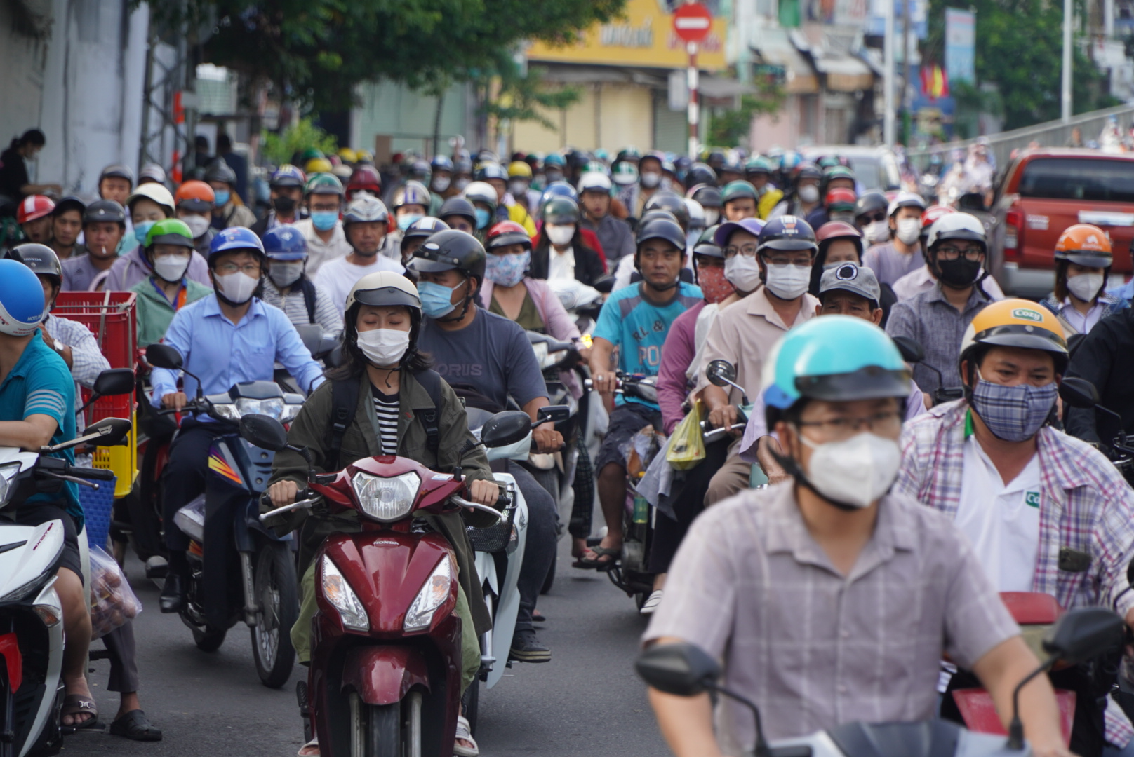 Chị Nguyễn Thị Hà (quận Bình Tân) cho biết, quãng đường từ nhà đến chỗ làm là 5km. “Quãng đường này thường ngày tôi di chuyển khoảng 15 phút tuy nhiên ngày thứ 3 vừa rồi, di chuyển hết 25 phút, chậm mất 5 phút“, chị Hà nói. Theo chị Hà, nguyên nhân do trên đoạn đường từ nhà đến chỗ làm có 2 trường THPT và 1 trường tiểu học, lượng phương tiện tham gia nhiều lên nhưng chị không lường trước được nên bị trễ giờ làm. 