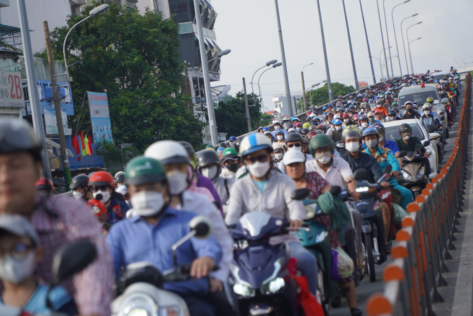 Tại cầu Nguyễn Tri Phương (Quận 5), phương tiện ùn ứ kéo dài, người dân chỉ có thể di chuyển chậm qua khu vực này.