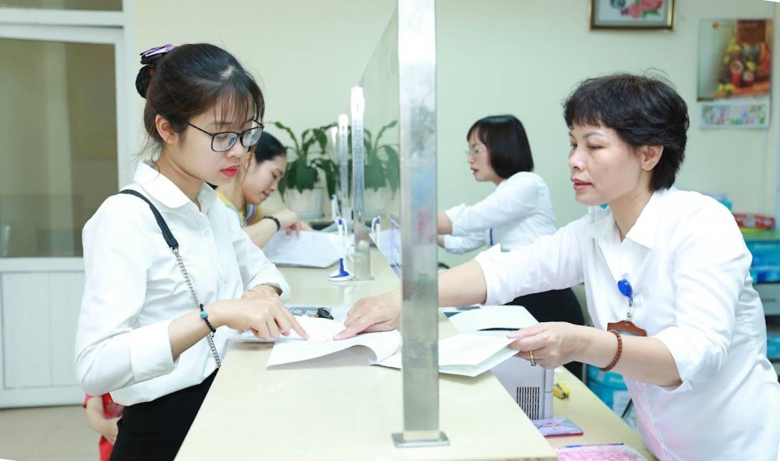 Người dân thực hiện thủ tục hành chính tại công sở ở Hà Nội. Ảnh: Hải Nguyễn 