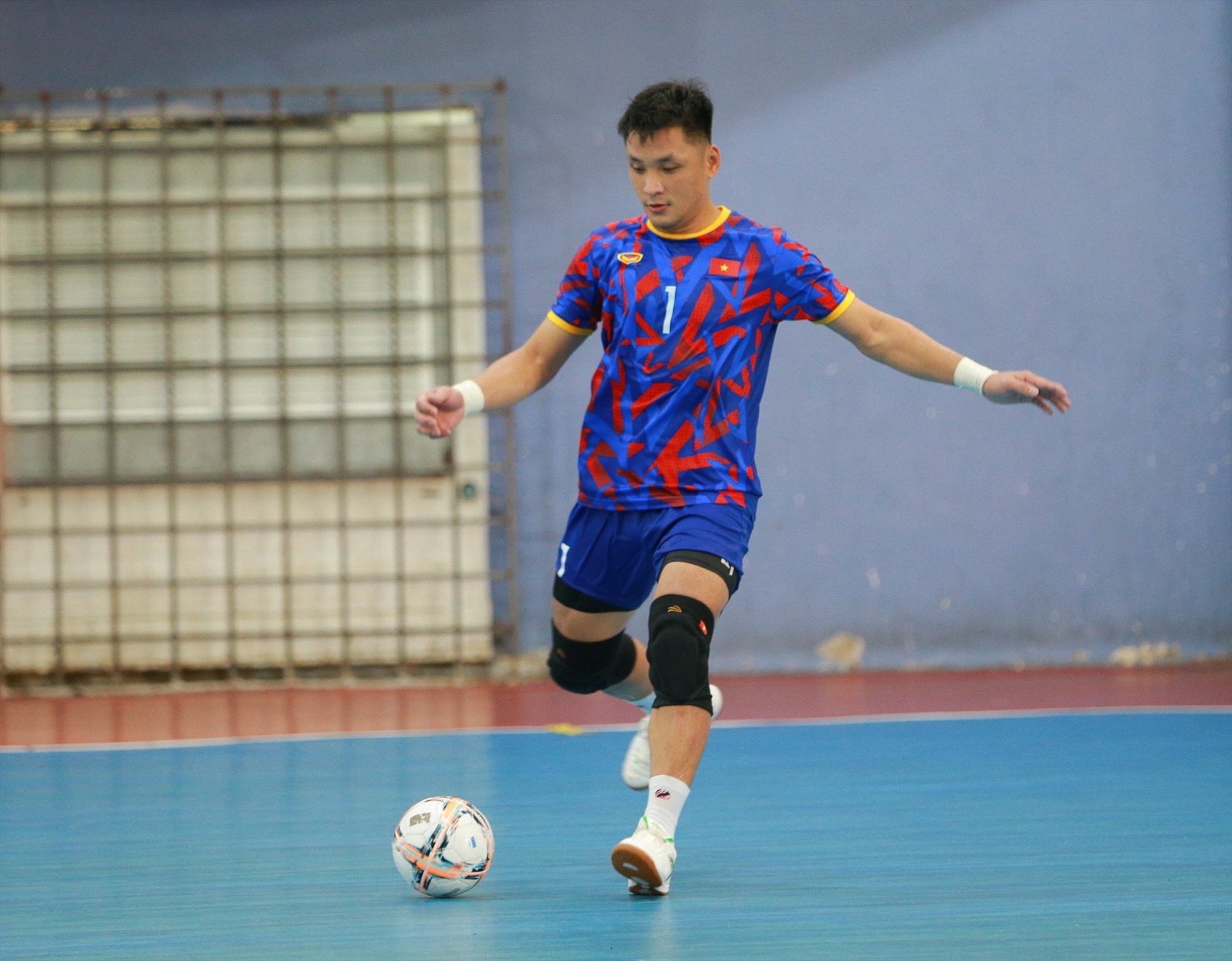 Thủ môn Hồ Văn Ý và các cầu thủ còn lại trong đội tuyển futsal Việt Nam vẫn giữ tinh thần thoải mái trong tập luyện.