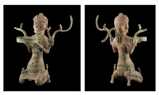 Cây đèn đồng hình người quỳ có nghệ thuật tạo hình độc đáo. Ảnh: Bảo tàng Lịch sử Quốc gia