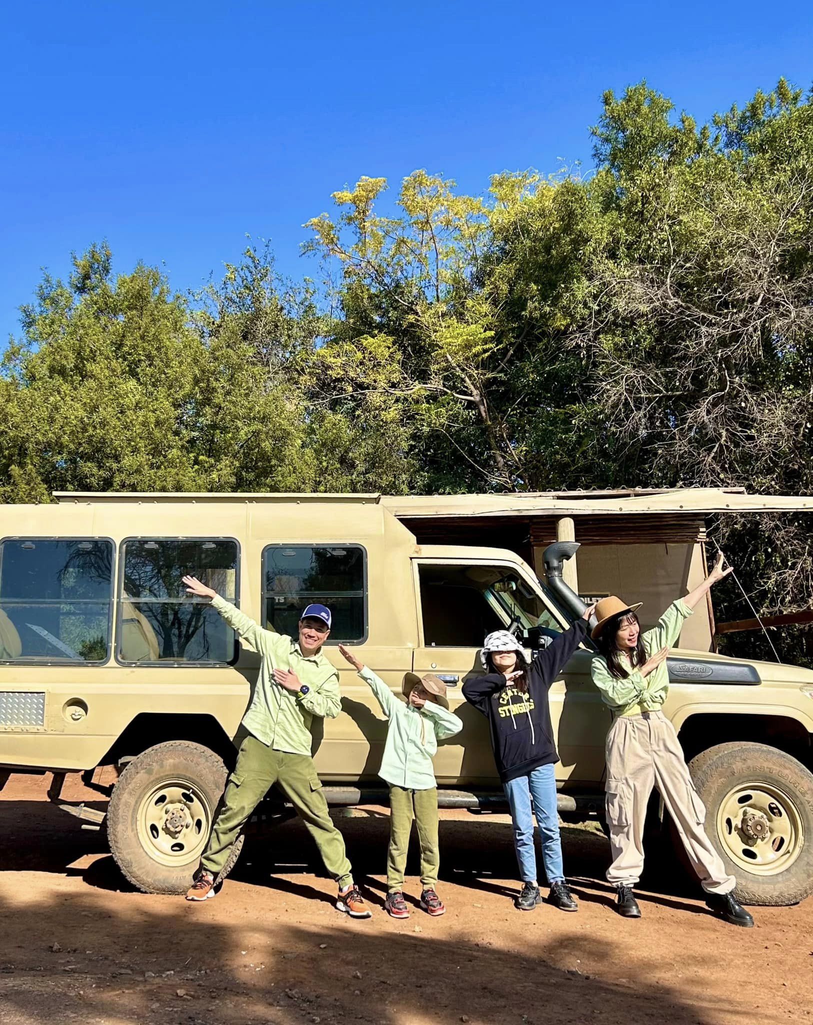 Cả nhà trải nghiệm công viên Lion and Safari Park ở Johannesburg để chuẩn bị sẵn sàng cho hành trình khám phá thế giới động vật hoang dã ở Nam Phi. Ảnh: Nhân vật cung cấp