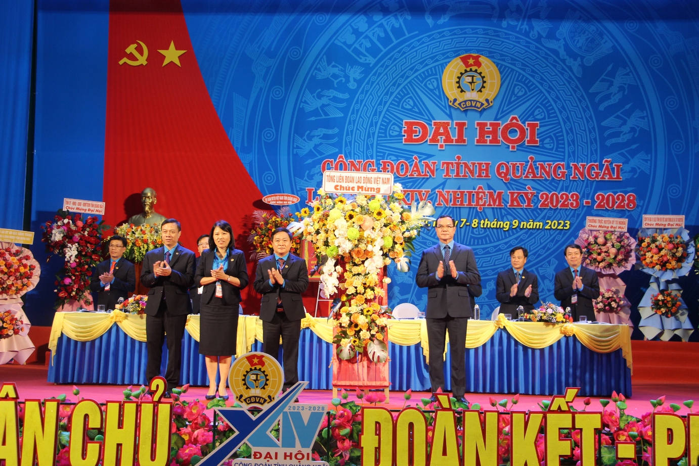 Đồng chí Nguyễn Đình Khang - Ủy viên Trung ương Đảng, Chủ tịch Tổng Liên đoàn Lao động Việt Nam tặng hoa chúc mừng Đại hội. Ảnh: Ngọc Viên