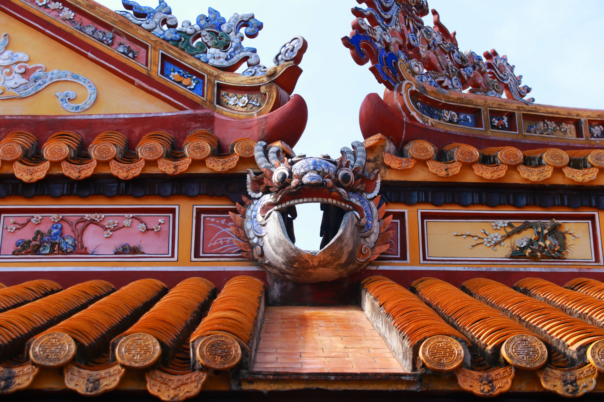 Theo tìm hiểu, trong mỹ thuật triều Nguyễn, biểu tượng cá hóa rồng trở thành đề tài trang trí phổ biến trên nhiều vị trí kiến trúc cung đình cũng như dân gian. 