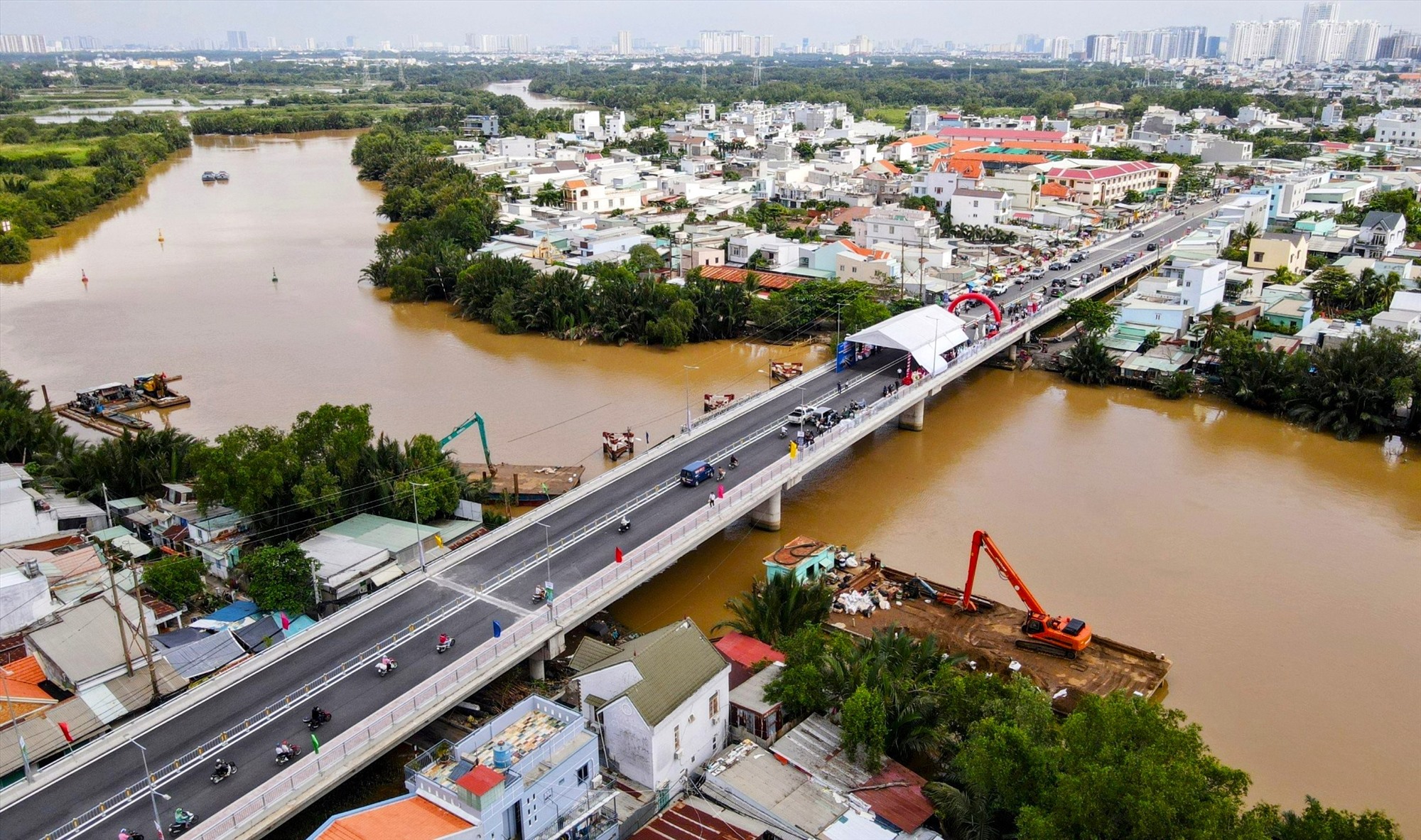 Dự án xây dựng cầu Long Kiểng mới, được UBND TPHCM phê duyệt từ năm 2001, nhằm thay thế cho cầu Long Kiểng bằng sắt xây dựng từ sau năm 1975. Tuy nhiên, do gặp nhiều vướng mắc liên quan đến quy mô, nguồn vốn, giải phóng mặt bằng, phải chờ điều chỉnh nên đến năm 2018 mới bắt đầu xây dựng. Cầu Long Kiểng dài 318 m, rộng 15 m được xây dựng bằng nguồn ngân sách thành phố với trị giá 589 tỉ đồng.