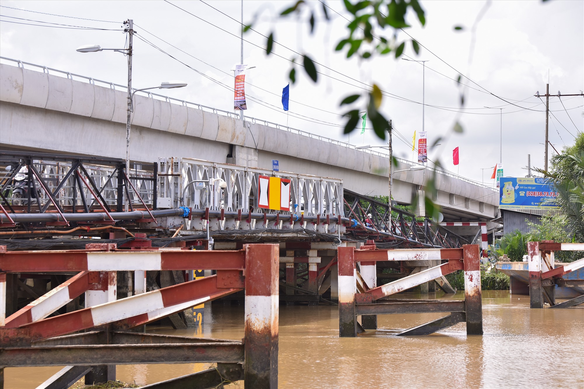  Cầu Long Kiểng dự kiến hoàn thành vào tháng 11.2019. Tuy nhiên, sau khi xây xong 7 trụ cầu, đến cuối năm 2019, dự án phải dừng vì không có mặt bằng. Sau gần ba năm đình trệ, tháng 9.2022, huyện Nhà Bè mới hoàn tất đền bù, giao toàn bộ mặt bằng cho chủ đầu tư khởi động lại dự án. Sau 5 năm thi công, cầu Long Kiểng thông xe sáng 8.9 giúp thay cầu sắt cũ kế bên đã xuống cấp.