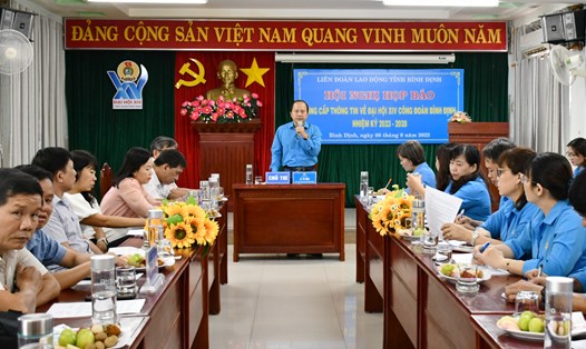 Phó Chủ tịch LĐLĐ tỉnh Bình Định thông tin về công tác chuẩn bị đại hội. Ảnh: Xuân Nhàn.