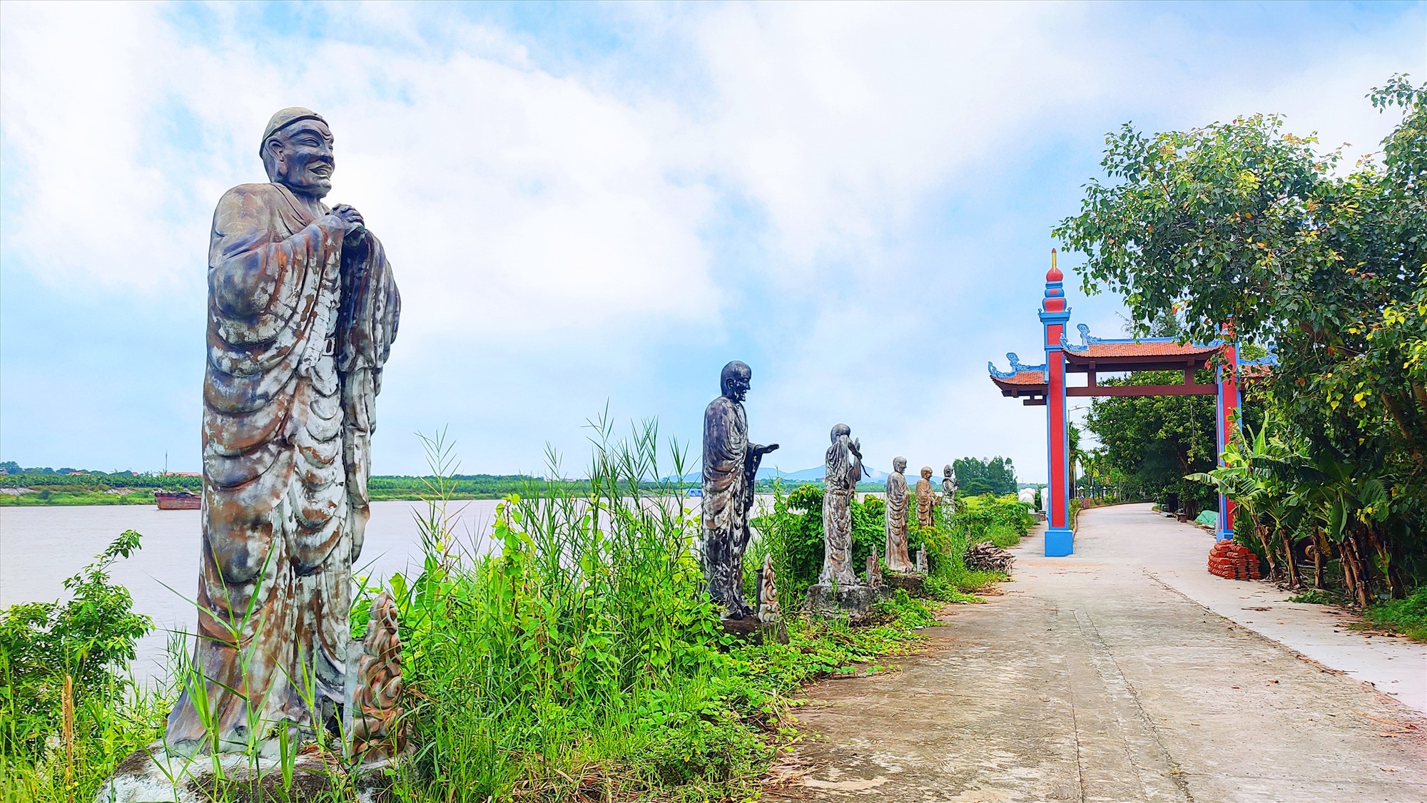 Chùa Lương Đống nằm bên ngoài đê quai ở phía Tây thôn Dực Vi. Nơi đây được ví như như một góc “Đà Lạt thu nhỏ trên miền Kinh Bắc”, dễ dàng khiến những ai đang đi tìm bình yên bị chinh phục ngay từ những bước chân và ánh nhìn đầu tiên khi ghé thăm. Có nhiều lối vào chùa, nếu đi từ phía cánh đồng và bờ sông Đuống, sẽ gặp hệ thống tượng đá dẫn vào đến cổng chính.