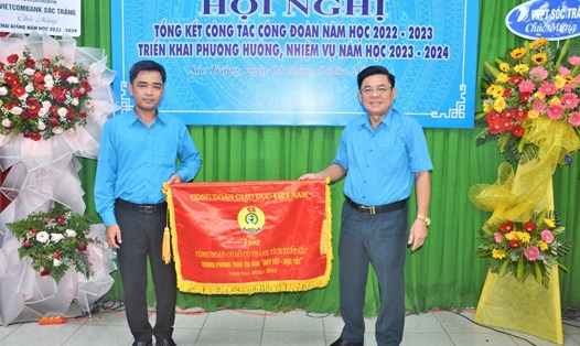 Lãnh đạo Sở Giáo dục và Đào tạo tỉnh Sóc Trăng trao cờ của Công đoàn giáo dục Việt Nam cho công đoàn cơ sở có thành tích xuất sắc trong phong trào thi đua và hoạt động công đoàn năm học 2022-2023. Ảnh: Phương Anh