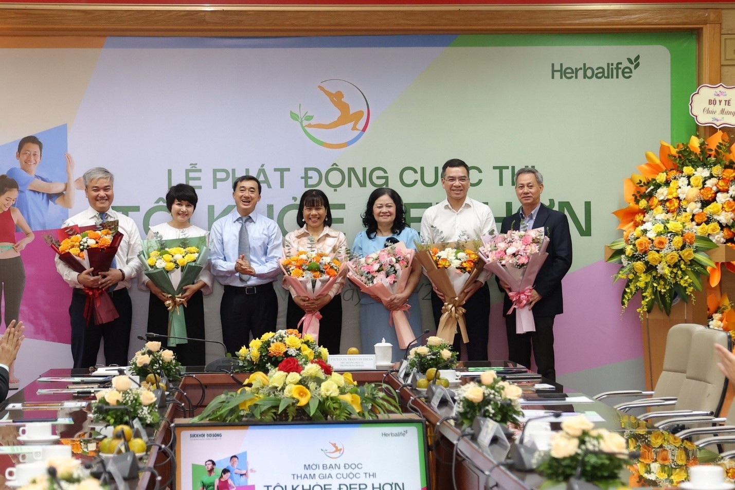GS.TS Lê Thị Hương (đứng giữa) là Chủ tịch Hội đồng giám khảo cuộc thi Tôi khỏe đẹp hơn. Ảnh: Minh Vi