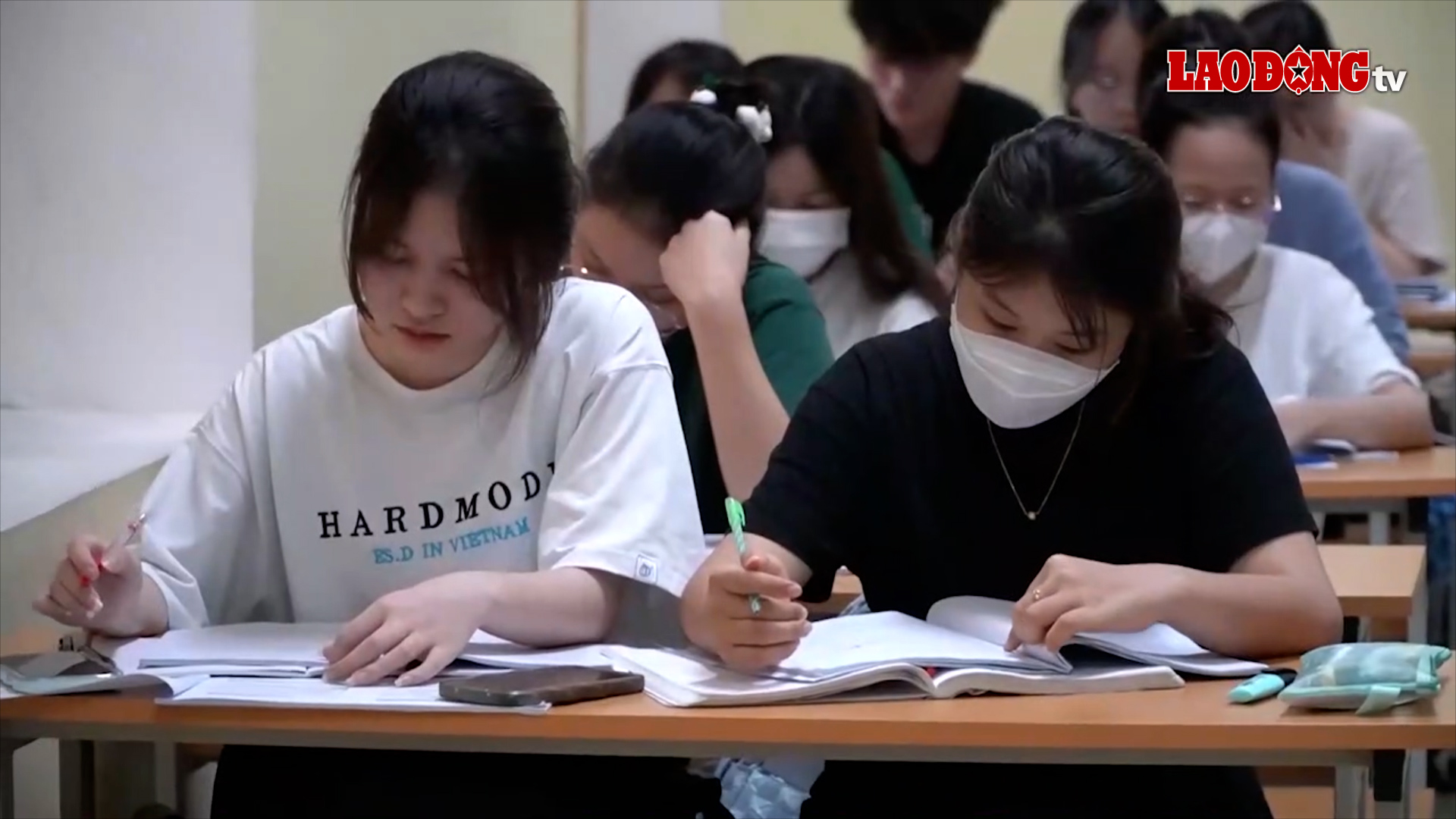 Người trẻ ám ảnh "con nhà người ta" và áp lực đồng trang lứa