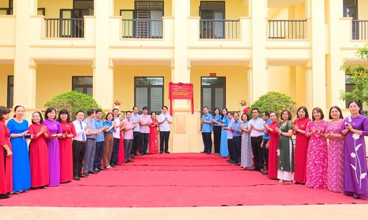 Lãnh đạo Liên đoàn Lao động tỉnh, huyện ủy, lãnh đạo địa phương và cán bộ giáo viên trường THCS Phù Ninh tiến hành gắn biển công trình. Ảnh: Huyền Ngọc 
