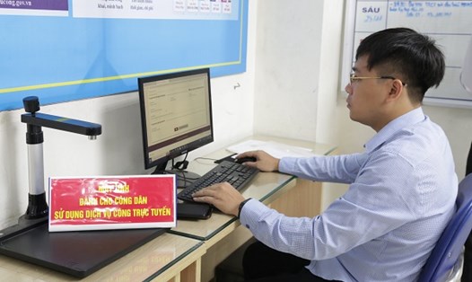 BHXH Việt Nam đề nghị các đơn vị truyền thông tới người dân về lợi ích của việc sử dụng dịch vụ công liên thông. Ảnh: BHXH VN