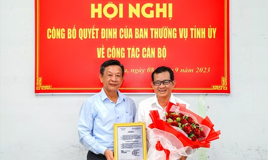Nhà báo Ngô Minh Toàn nhận Quyết định bổ nhiệm Tổng Biên tập Báo Cà Mau. Ảnh: Báo Cà Mau