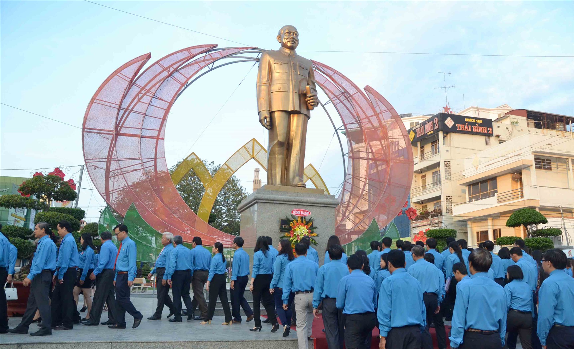 Đại biểu Công đoàn tỉnh An Giang viếng tượng đài Bác Tôn tại TP Long Xuyên. Ảnh: Lâm Điền