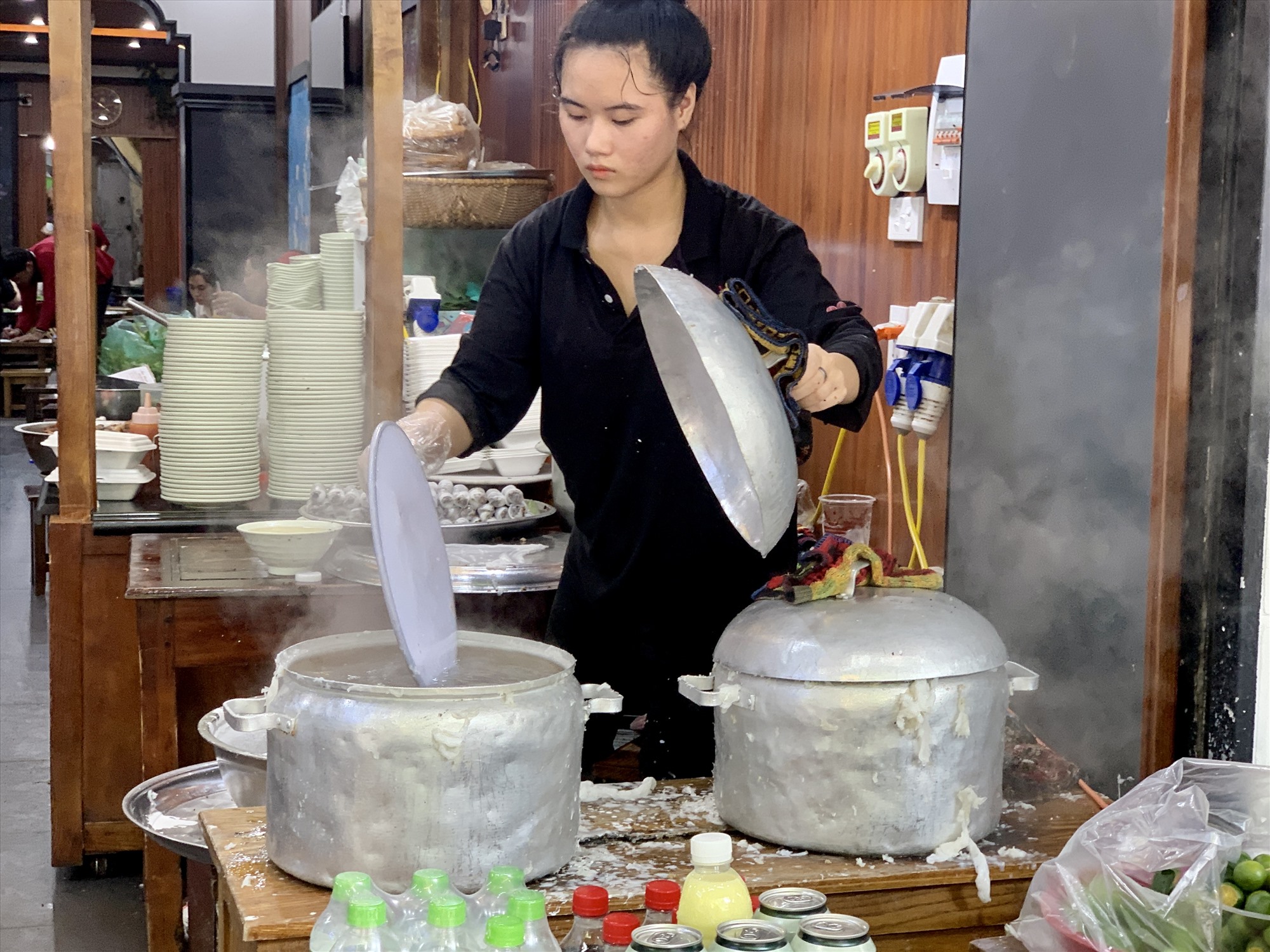 Nhân viên của quán thực hiện bóc lá bánh và tráng bánh. Ảnh: Nhật Minh