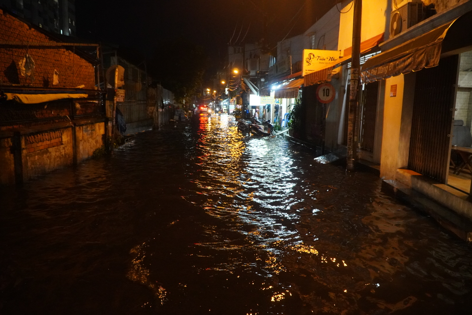 Chiều tối ngày 8.9, TP Hồ Chí Minh xuất hiện mưa lớn kéo dài khoảng 1h khiến nhiều tuyến đường rơi vào tình trạng ngập sâu.