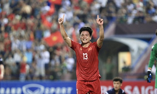 Hậu vệ Hồ Văn Cường ghi bàn cho U23 Việt Nam trận thắng U23 Guam. Ảnh: Minh Dân 