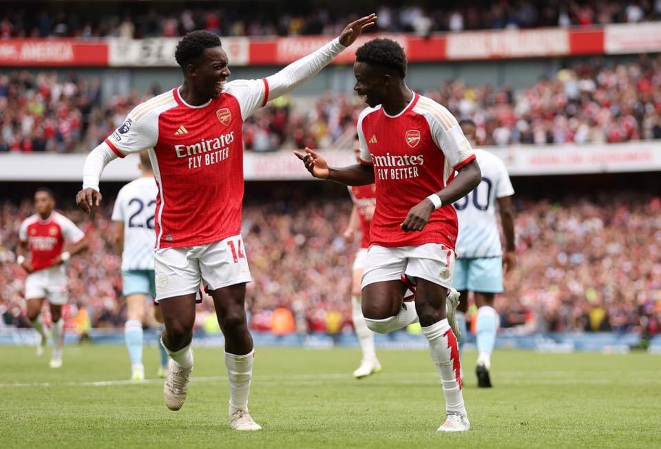 Bukayo Saka (phải) đang là một trong những cầu thủ trẻ hay nhất Premier League.  Ảnh: AFP